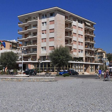 Gaiavacanze Beach Apartment Bordighera Exterior foto