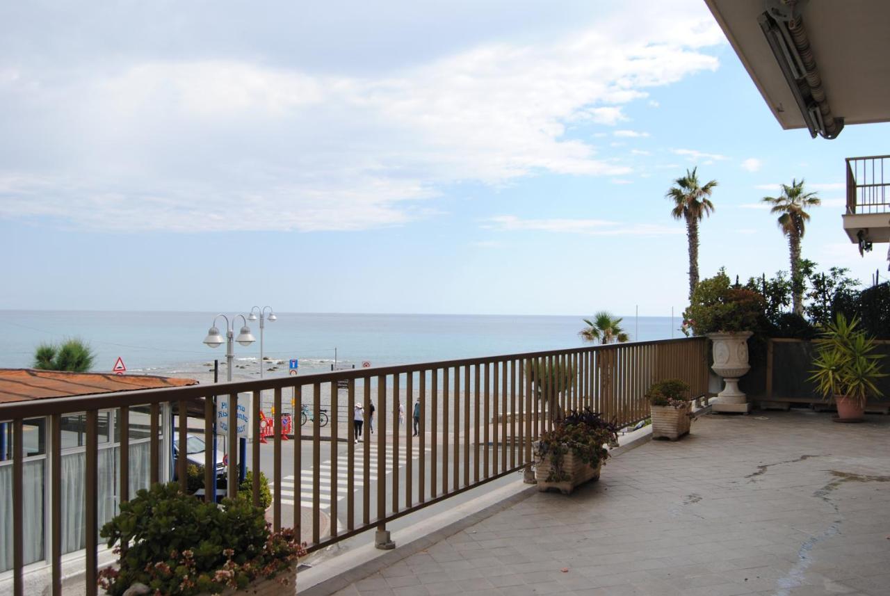 Gaiavacanze Beach Apartment Bordighera Exterior foto