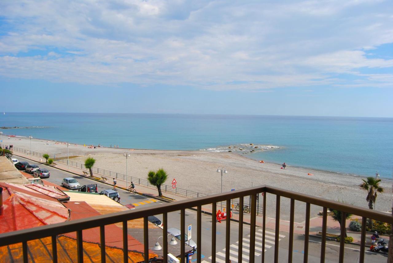 Gaiavacanze Beach Apartment Bordighera Exterior foto